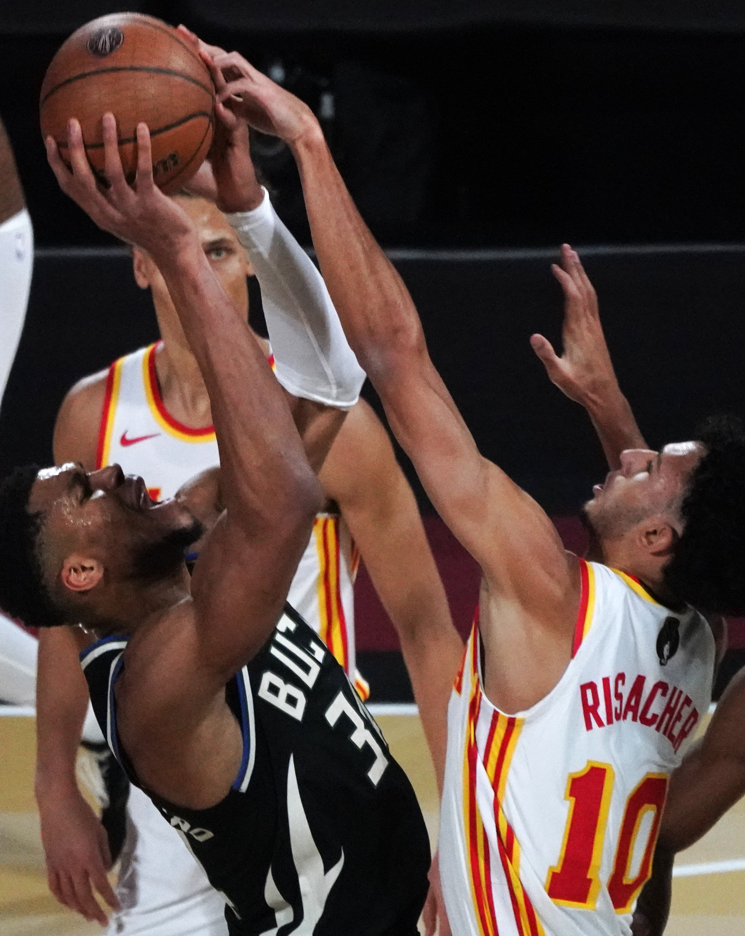 雄鹿横扫新疆队,乔治带队取胜 雄鹿横扫新疆队,乔治带队取胜