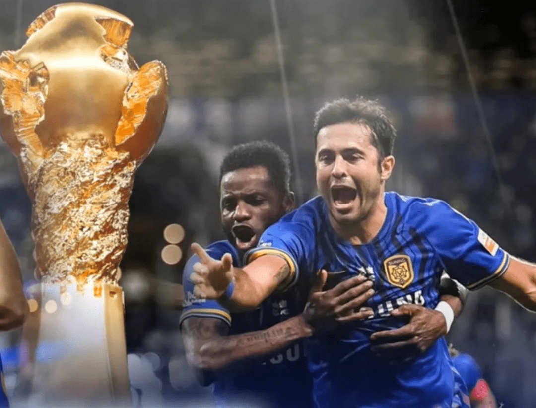 泰国队鏖战丹麦队，黄鸭组合统治全场