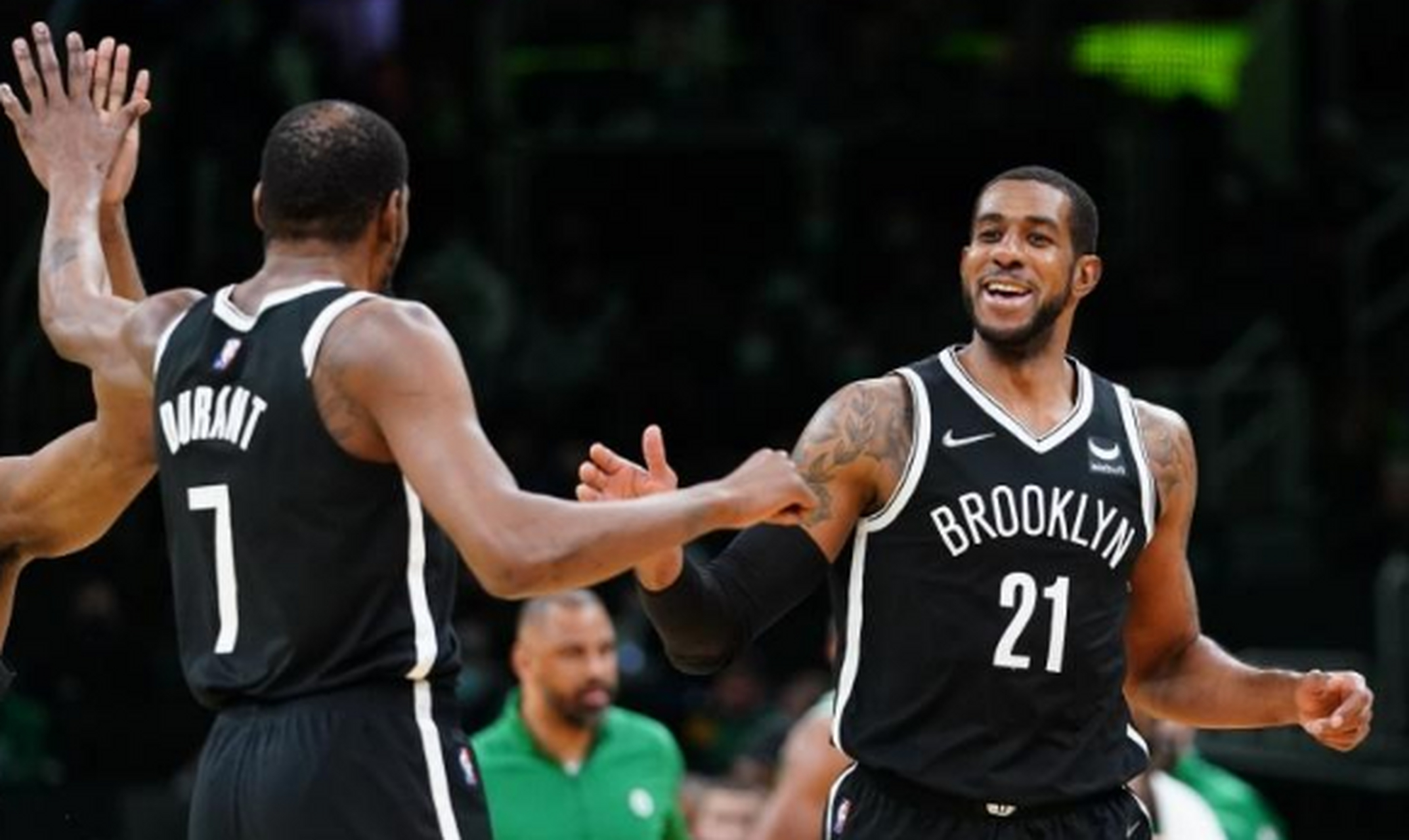 雄鹿横扫篮网，西亚卡姆带队取胜